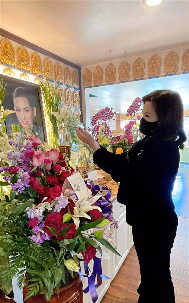 Bà xã cố nghệ sĩ Chí Tài tới thắp nhang cho Phi Nhung.