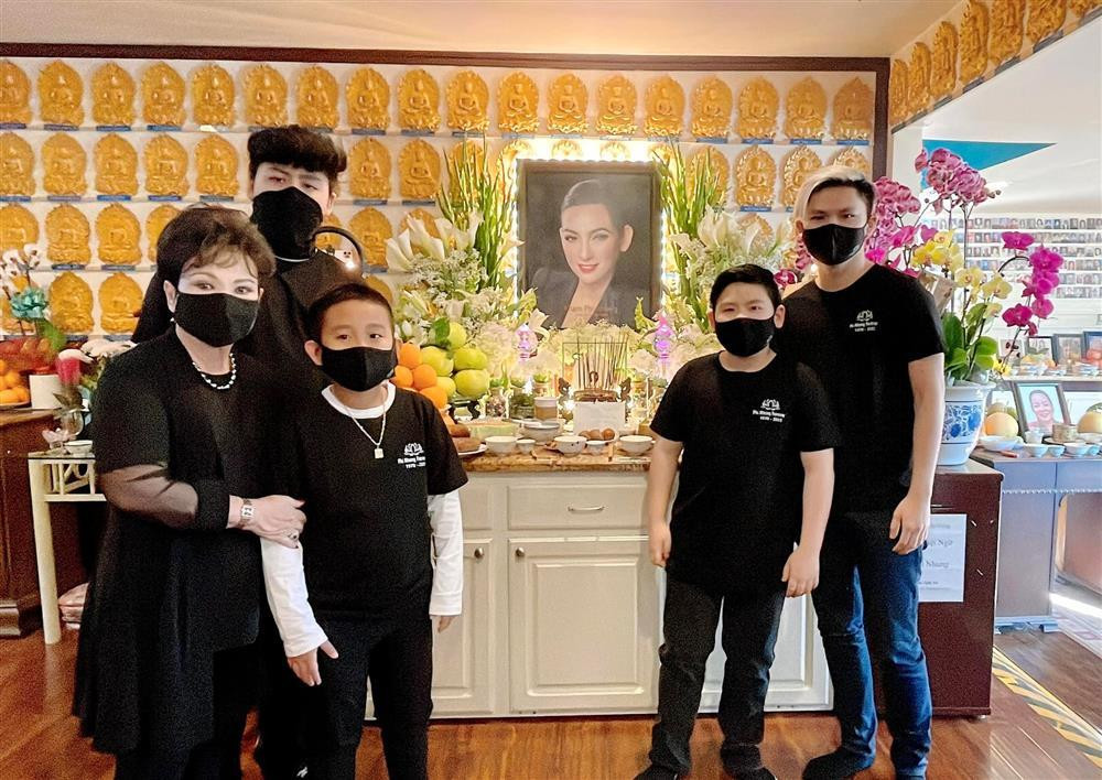 Ngày 28/9, ca sĩ Phi Nhung ra đi sau thời gian chiến đấu với COVID-19. Phi Nhung mất, Việt Hương đích thân đưa tro cốt ca sĩ về Mỹ đoàn tụ với con gái. Ngày 12/10 (theo giờ Mỹ), tang lễ Phi Nhung diễn ra. Rất đông bạn bè, đồng nghiệp và người hâm mộ đã đến tiễn biệt cố ca sĩ đoạn đường cuối. Cho tới ngày 14-15/11/2021, gia đình tại Mỹ và Việt Nam đã tổ chức lễ Chung Thất (cúng 49 ngày) chu đáo cho cố ca sĩ.