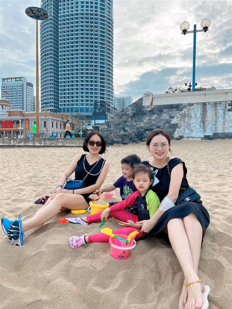 "Thật ra khi mình già đi í, môi là lão hoá thấy rõ đầu tiên. Nó sẽ nhăn nhúm, teo tóp, thâm sẫm, rồi khô dày lên đó. Da mặt mình dưỡng 6-7 bước cho ngày và đêm vậy mà đôi môi mỗi ngày đánh son từ sáng tới tối bao nhiêu lớp lại không buồn dưỡng hay chăm sóc gì em ấy hết hỏi sao em ấy không bị tàn phá nặng nề. Thảo chăm môi kĩ ngang ngữa chăm da vùng đuôi mắt luôn í ạ. Bôi mặt nạ ngủ ủ môi mỗi đêm, tuần tẩy tế bào chết 1-2 lần. Sáng ngủ dậy đánh răng rửa mặt xong là lại bôi 1 lớp mặt nạ nữa để cả ngày môi luôn mềm, căng mọng, và hồng hào", cô chia sẻ.