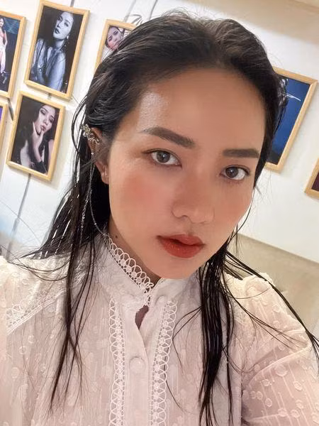 br/> Phan Như Thảo dù không còn hoạt động showbiz nhưng vẫn nhận được sự quan tâm đặc biệt từ công chúng từ chuyện đời tư đến nhan sắc. Ở tuổi 34, cựu người mẫu luôn xuất hiện với thần thái rạng rỡ, xinh đẹp dù để mặt mộc. Mới đây, cô hiếm hoi trang điểm đậm và lên đồ hoành tráng khiến dân mạng khá ngạc nhiên.