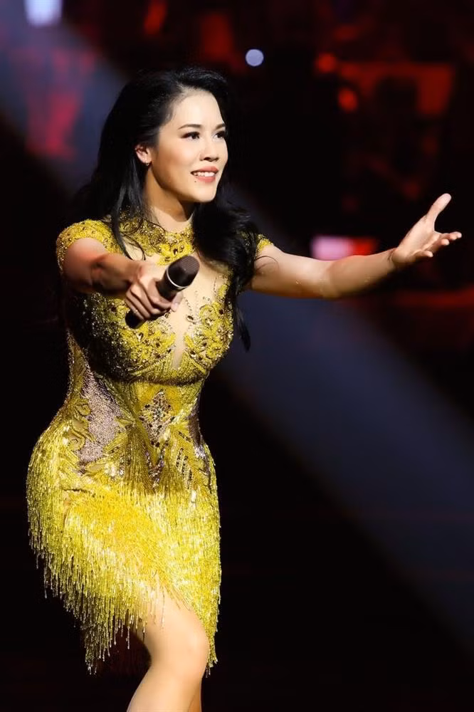 Mới đây, ca sĩ Thu Phương gây chú ý khi có bài viết hài hước trên trang cá nhân. Theo đó, ham hố mua hàng qua mạng khiến giọng ca 7X có trải nghiệm "dở khóc dở cười", "treo đầu dê bán thịt chó" ngay tại Mỹ.