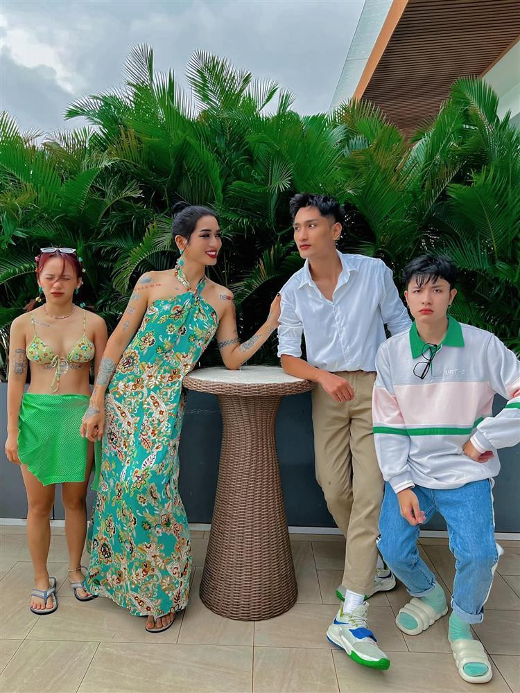 rong bức ảnh này, dù chưa đứng thẳng nhưng đôi chân BB Trần đã gần như dài đến nách nữ diễn viên hài.