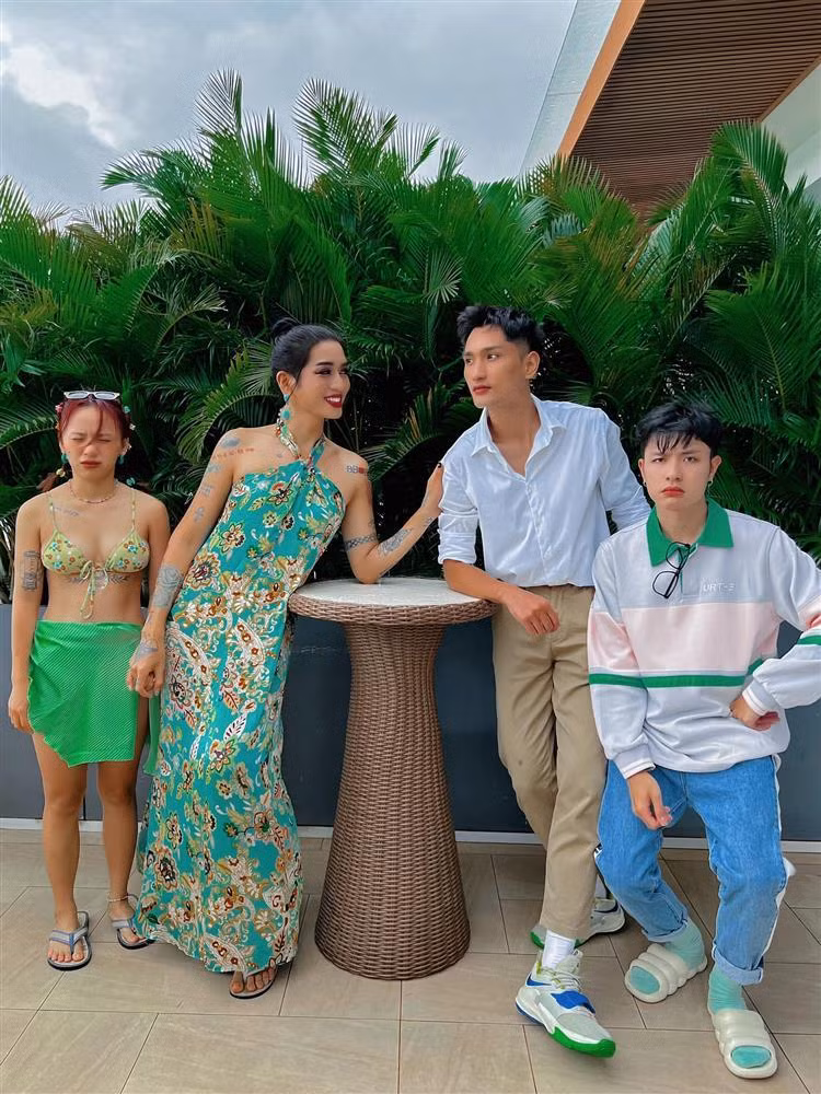 Trong bức ảnh này, dù chưa đứng thẳng nhưng đôi chân BB Trần đã gần như dài đến nách nữ diễn viên hài.