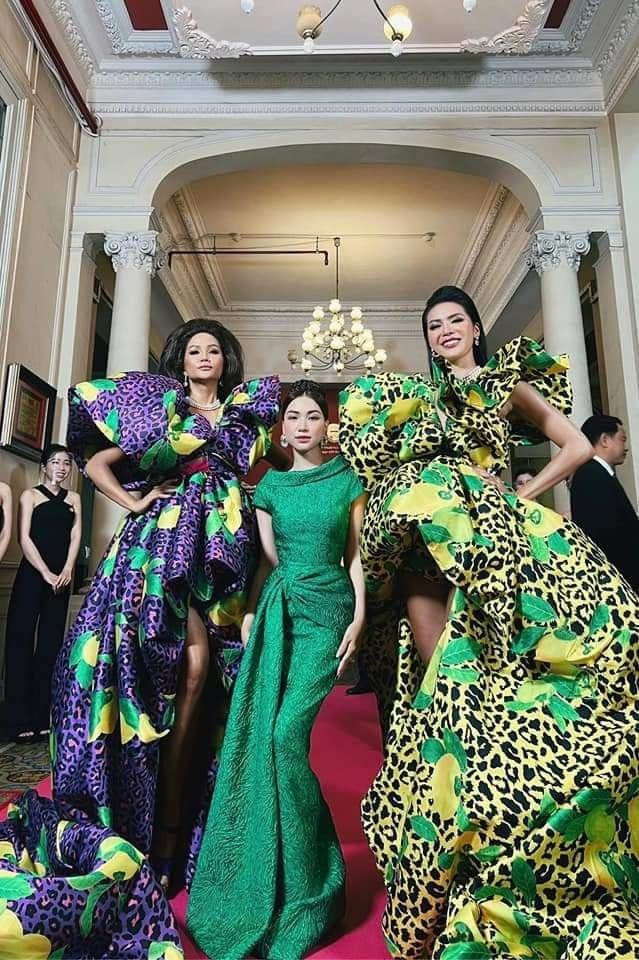 ôi chân H'Hen Niê, Minh Tú thực sự đã dài đến nách Hòa Minzy với bức ảnh này.