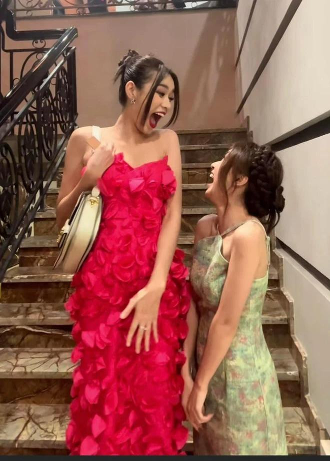 oa hậu Đỗ Thị Hà và ca sĩ Hòa Minzy chứng minh "chân dài đến nách" là có thật khi đứng cạnh nhau.