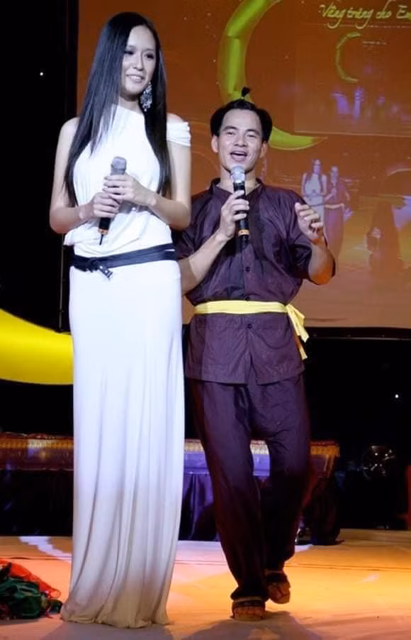 Với bức ảnh này, đôi chân Mai Phương Thúy tới nách danh hài Xuân Bắc.