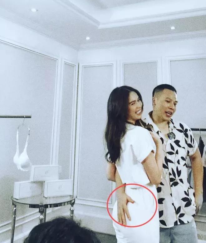 ũ Khắc Tiệp thoải mái hồn nhiên đặt tay lên "bàn tọa" của mẫu nội y.