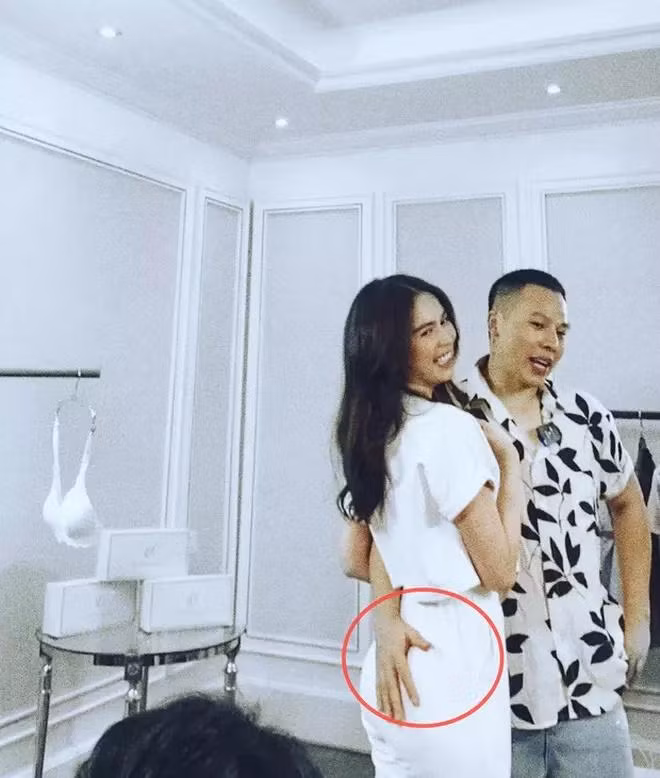 Vũ Khắc Tiệp thoải mái hồn nhiên đặt tay lên "bàn tọa" của mẫu nội y.