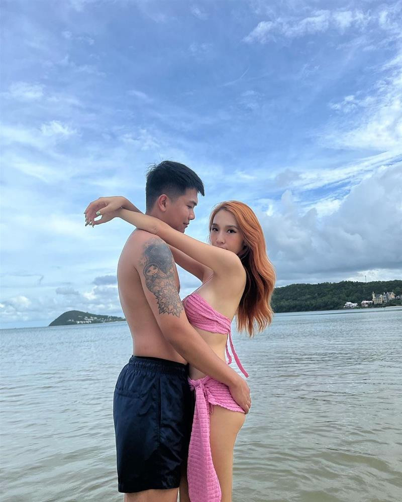 Mới đây, Emily tung ảnh diện bikini gợi cảm trong chuyến du lịch nghỉ dưỡng ở Phú Quốc. Dù đã là mẹ hai con nhưng nữ ca sĩ vẫn sở hữu body nuột nà, đáng mơ ước. Đáng nói, trong khung hình chụp chung cùng ông xã Big Daddy, nhiều người lại dành sự chú ý vào "bàn tay hư" của chàng rapper đình đám. Giọng ca "Mượn Rượu Tỏ Tình" không ngại thể hiện tình cảm với bà xã khi động chạm vòng 3 trước ống kính. Dù không tổ chức đám cưới nhưng cả hai đã có hai nhóc tỳ và vẫn tận hưởng cuộc sống hạnh phúc bên nhau.