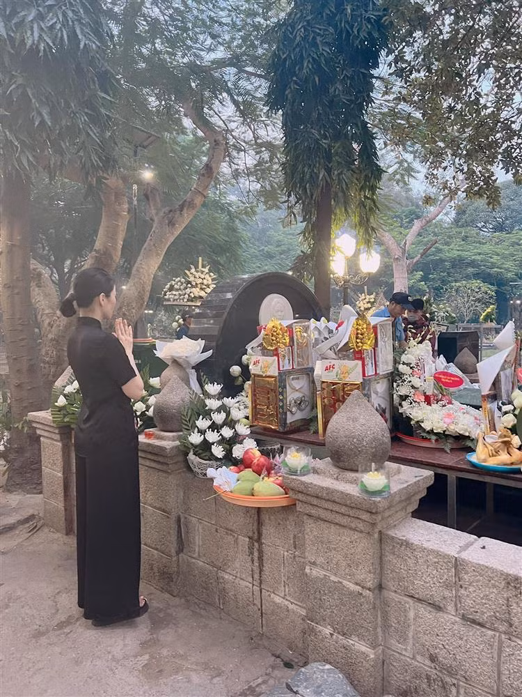 Sau nhiều ngày bay show tại Mỹ mà không có "phi công trẻ" tháp tùng, mới đây, Lệ Quyên vừa trở về Việt Nam đã bay đến Côn Đảo cùng Lâm Bảo Châu. Khác với các bộ ảnh trước, hình ảnh tay trong tay với tình trẻ kém 12 tuổi của Lệ Quyên được đánh giá là đẹp đôi chứ không đến nỗi phản cảm hay như mẹ con. Đến với nơi linh thiêng, Lệ Quyên không ăn mặc hay tạo dáng phản cảm như mọi lần.