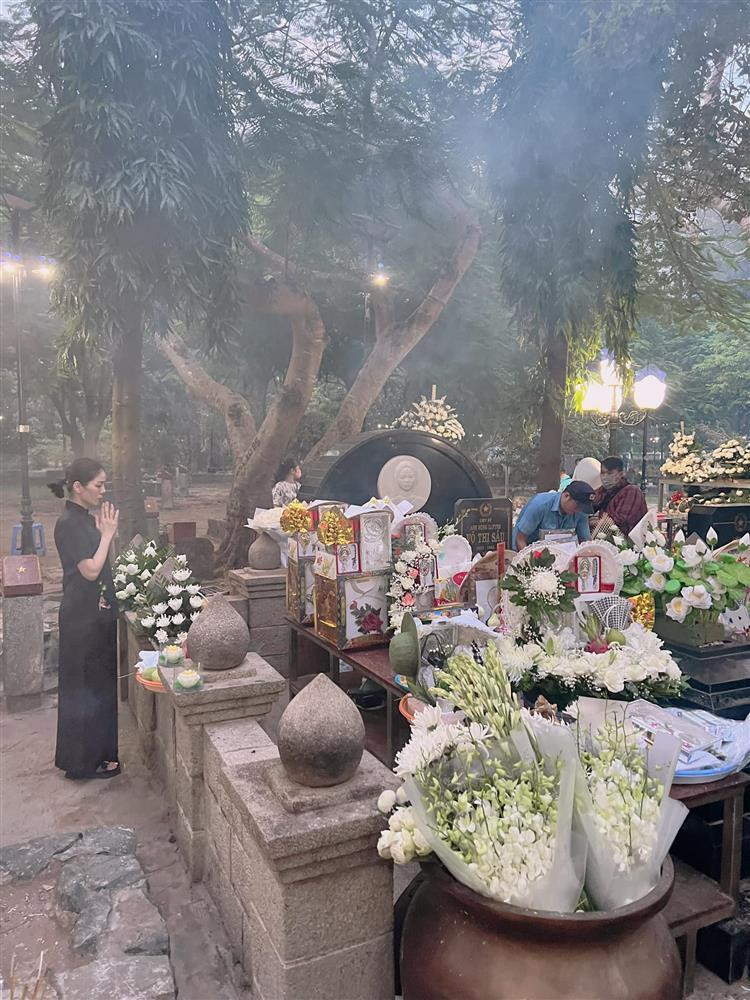 Cô mặc đồ lam đi chùa màu nâu, tóc tai gọn gàng và thành tâm làm lễ.