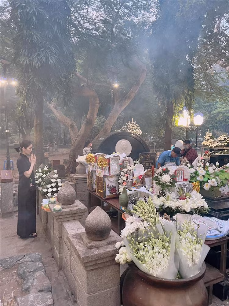 Cô mặc đồ lam đi chùa màu nâu, tóc tai gọn gàng và thành tâm làm lễ.