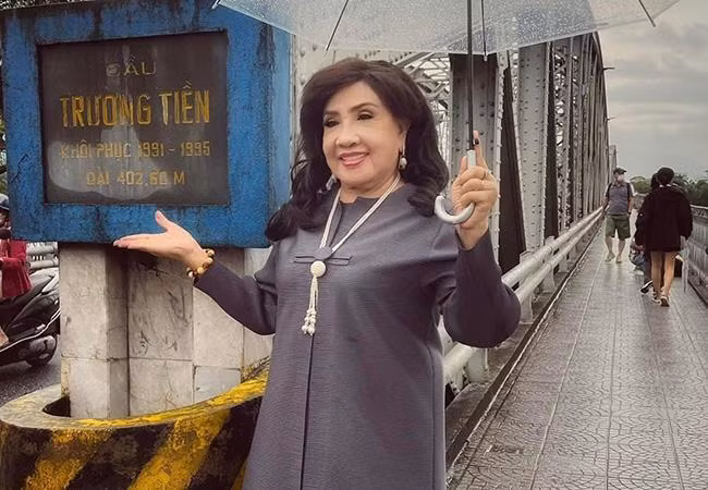 NSND Lệ Thủy thích thú dạo ngắm và chụp ảnh bên cầu Trường Tiền, Huế.