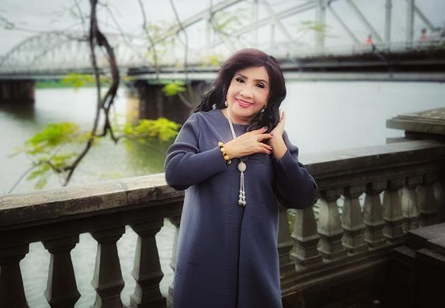 Sao Việt ngày 12/8: NSND Lệ Thủy được con trai - ca sĩ Dương Đình Trí đưa ra Huế du lịch kết hợp quay hình MV. Nữ nghệ sĩ gạo cội tỏ ra thích thú khi ngắm cảnh, thưởng thức đặc sản miền Trung.