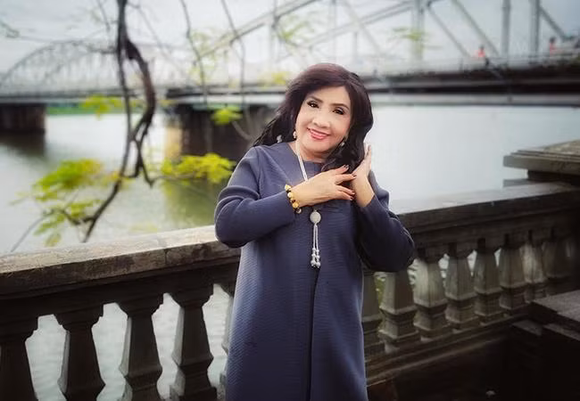 Sao Việt ngày 12/8: NSND Lệ Thủy được con trai - ca sĩ Dương Đình Trí đưa ra Huế du lịch kết hợp quay hình MV. Nữ nghệ sĩ gạo cội tỏ ra thích thú khi ngắm cảnh, thưởng thức đặc sản miền Trung.