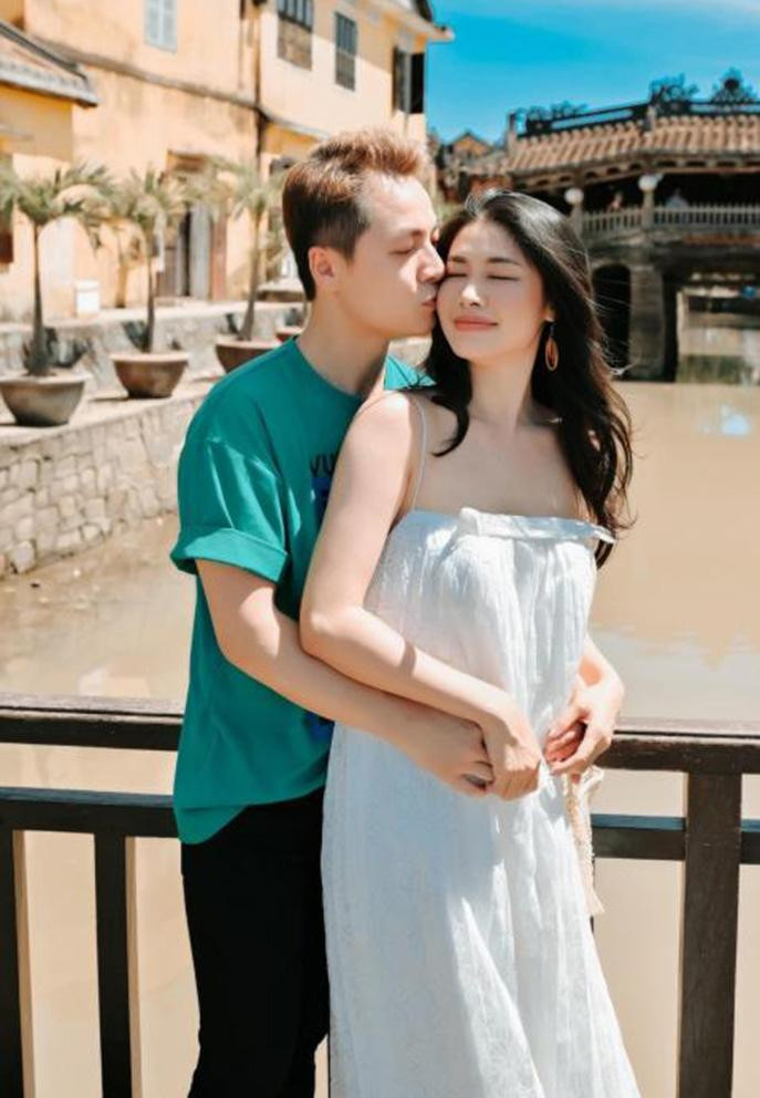 Đăng Khôi tình tứ ôm hôn bà xã trong chuyến du lịch.