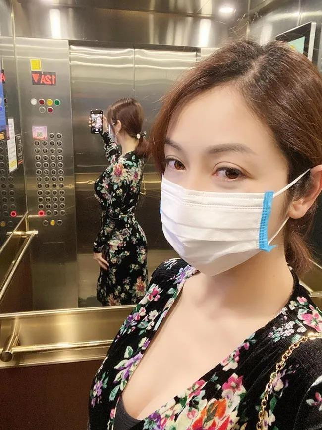 ình ảnh phản chiếu trong gương cho thấy body chân thực của mẹ 4 con.