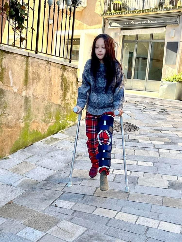 Con trai diva Hong Nhung bi chan thuong phai nep chan, chong nang-Hinh-2