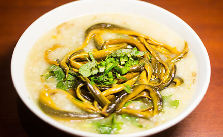 Thế nhưng, lươn đồng giờ ngày càng khan hiếm, chủ yếu trên thị trường bán là lươn nuôi.