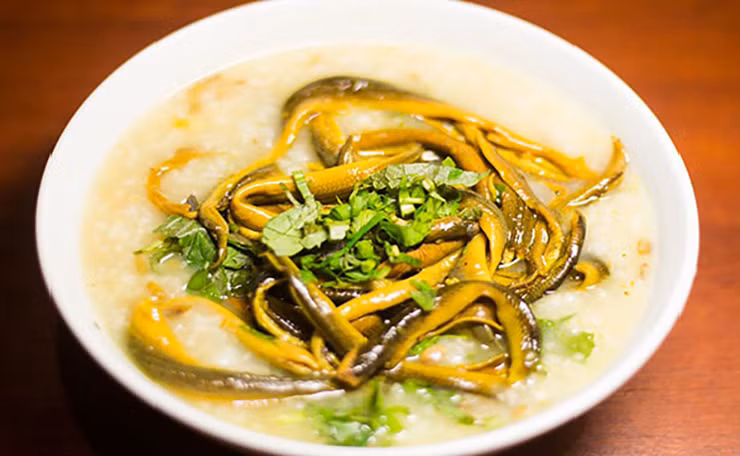 Thế nhưng, lươn đồng giờ ngày càng khan hiếm, chủ yếu trên thị trường bán là lươn nuôi.