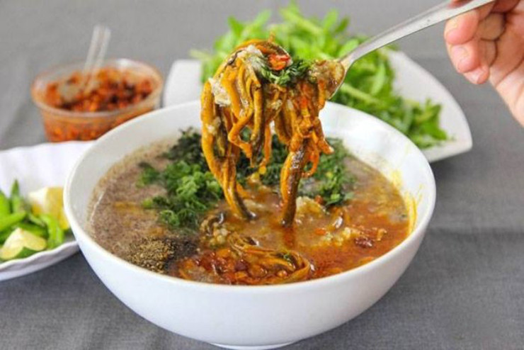 Từ món ăn nhà nghèo, giờ đây lươn đồng Nghệ An được người dân thành phố thi nhau đặt mua về thưởng thức.