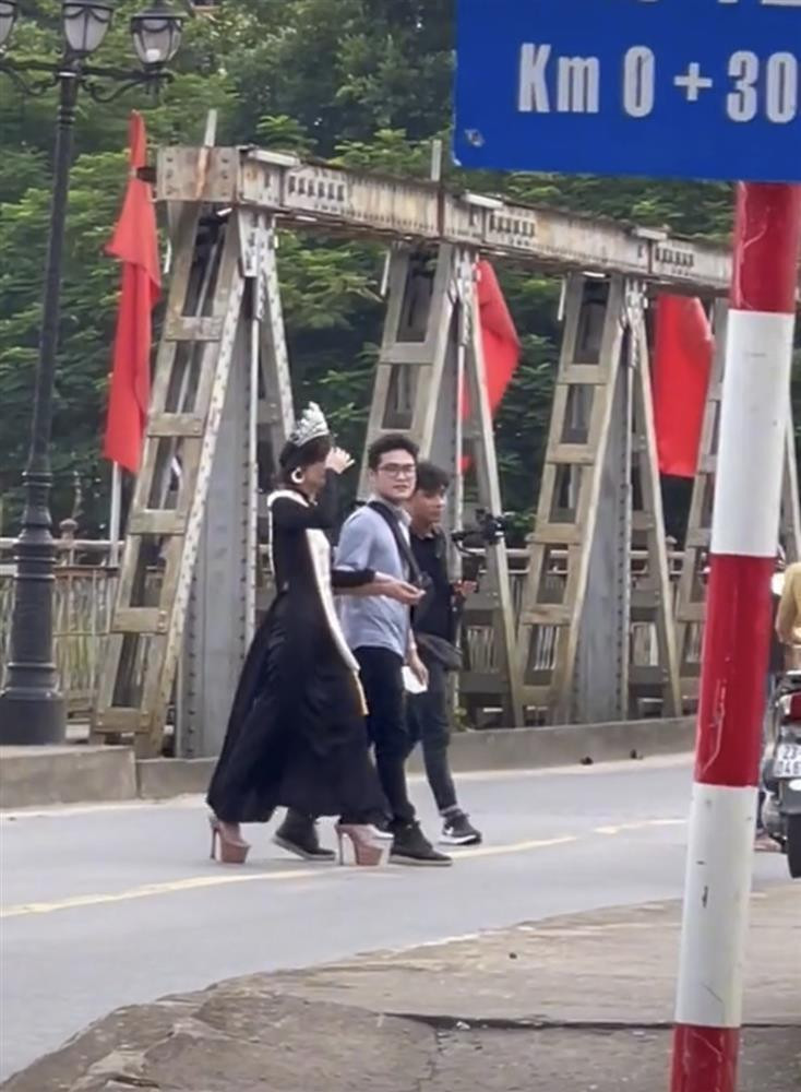 áng chú ý, nhiều người còn soi ra cô nàng đã mắc lỗi khi mặc áo dài.