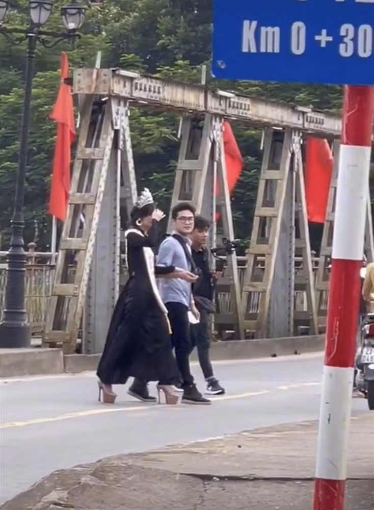 Đáng chú ý, nhiều người còn soi ra cô nàng đã mắc lỗi khi mặc áo dài.