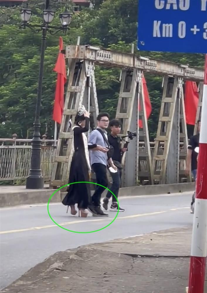 iệc đi một đôi guốc quá cao và to trong khi độ dài quần lại lửng lơ, ngắn cũn, để lộ bàn chân ra ngoài khiến tổng thề người đẹp trông vô cùng bất hợp lí