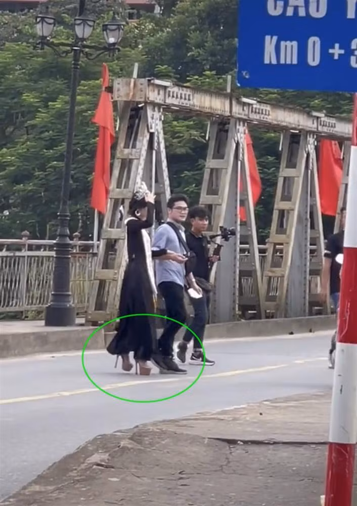 Việc đi một đôi guốc quá cao và to trong khi độ dài quần lại lửng lơ, ngắn cũn, để lộ bàn chân ra ngoài khiến tổng thề người đẹp trông vô cùng bất hợp lí