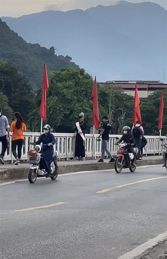 uy nhiên, cũng có người cho rằng Hà Giang là vùng cao còn nghèo khó và hạn chế về mặt tiếp nhận thông tin, độ nhận diện với các cuộc thi Hoa hậu không cao nên việc người dân không biết đến người đẹp cũng là điều dễ hiểu.