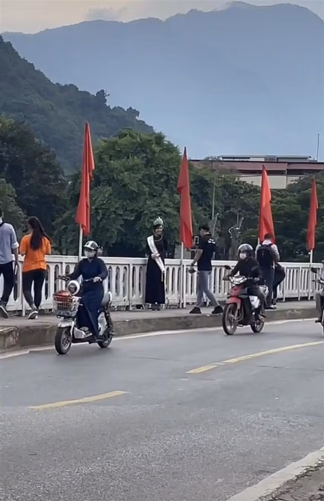 Tuy nhiên, cũng có người cho rằng Hà Giang là vùng cao còn nghèo khó và hạn chế về mặt tiếp nhận thông tin, độ nhận diện với các cuộc thi Hoa hậu không cao nên việc người dân không biết đến người đẹp cũng là điều dễ hiểu.