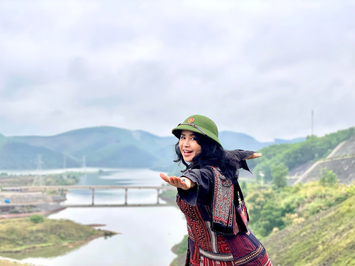 Thanh Lam xinh dep voi mu coi, vo Cong Ly khoe chan dai