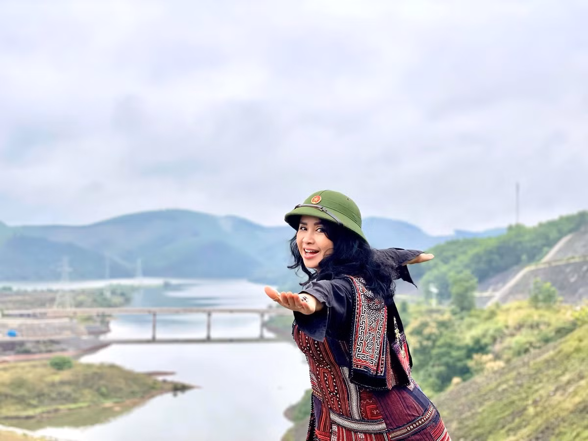 Thanh Lam xinh dep voi mu coi, vo Cong Ly khoe chan dai