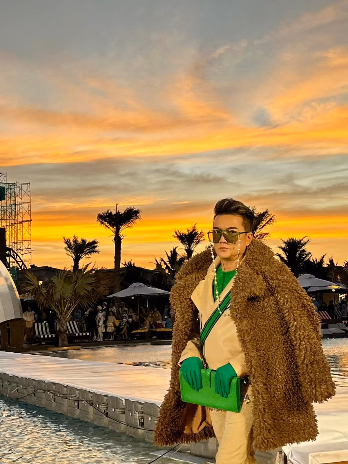 Đàm Vĩnh Hưng mặc toàn hàng hiệu nổi bật giữa hoàng hôn.