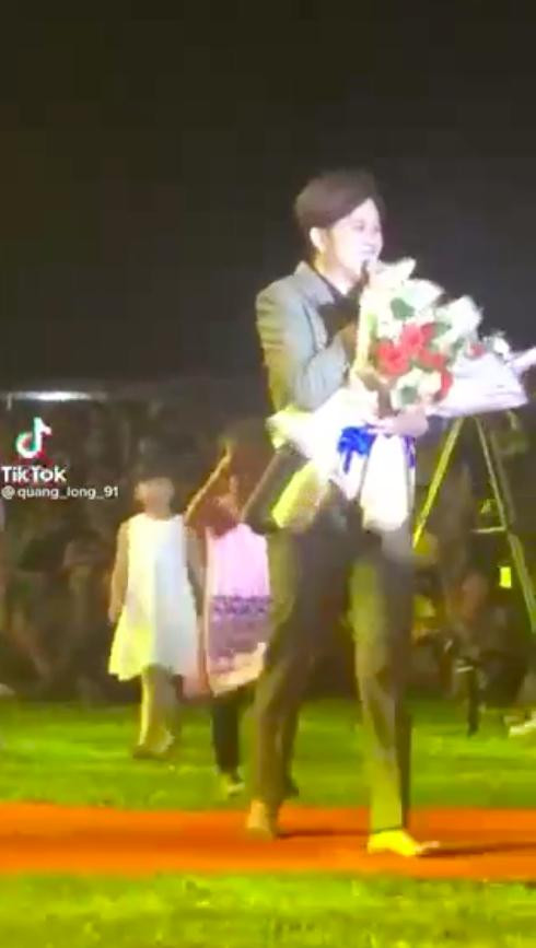 NSUT Hoai Linh bi fan 