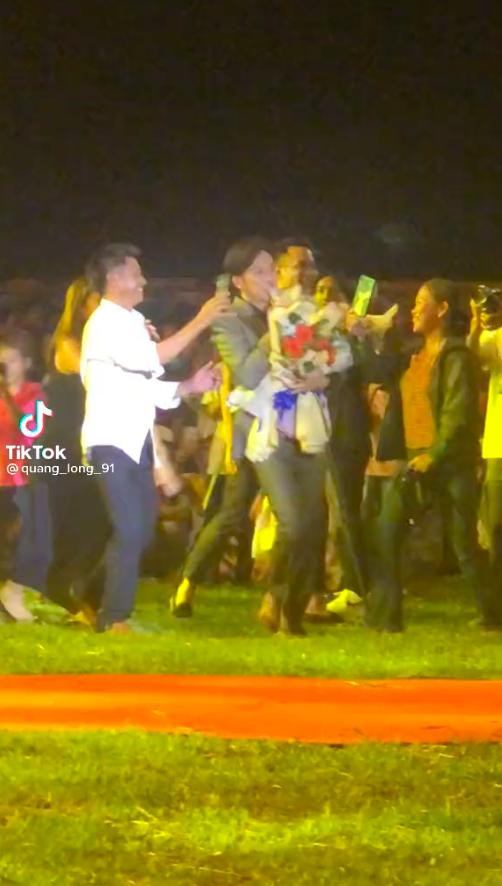 NSUT Hoai Linh bi fan 