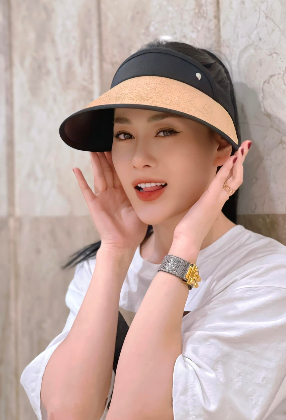 Trang phục thường ngày hay dạo phố của Phương Oanh dù kết hợp áo pull trắng đơn giản nhưng chiếc quần short lại tôn triệt để vóc dáng cao ráo của nữ diễn viên.