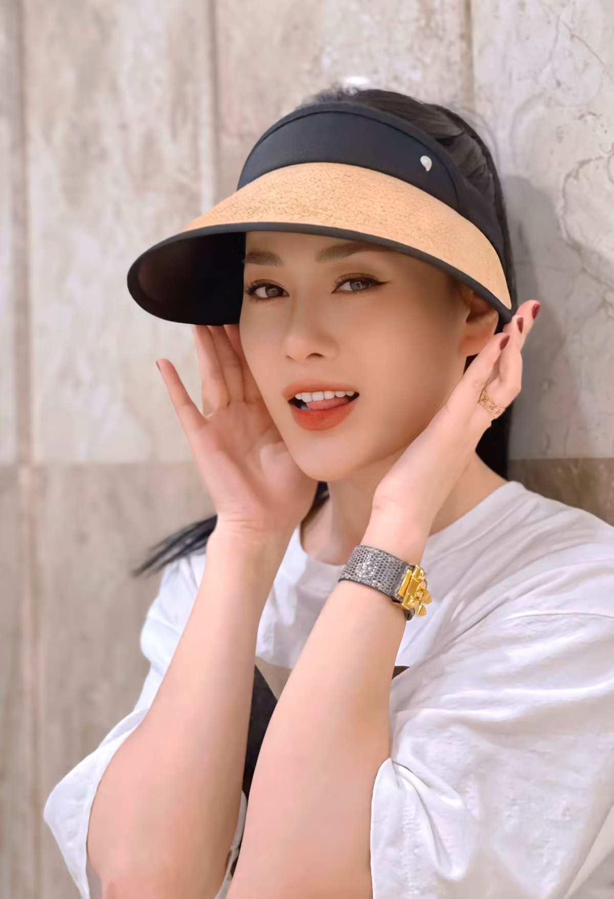 Trang phục thường ngày hay dạo phố của Phương Oanh dù kết hợp áo pull trắng đơn giản nhưng chiếc quần short lại tôn triệt để vóc dáng cao ráo của nữ diễn viên.