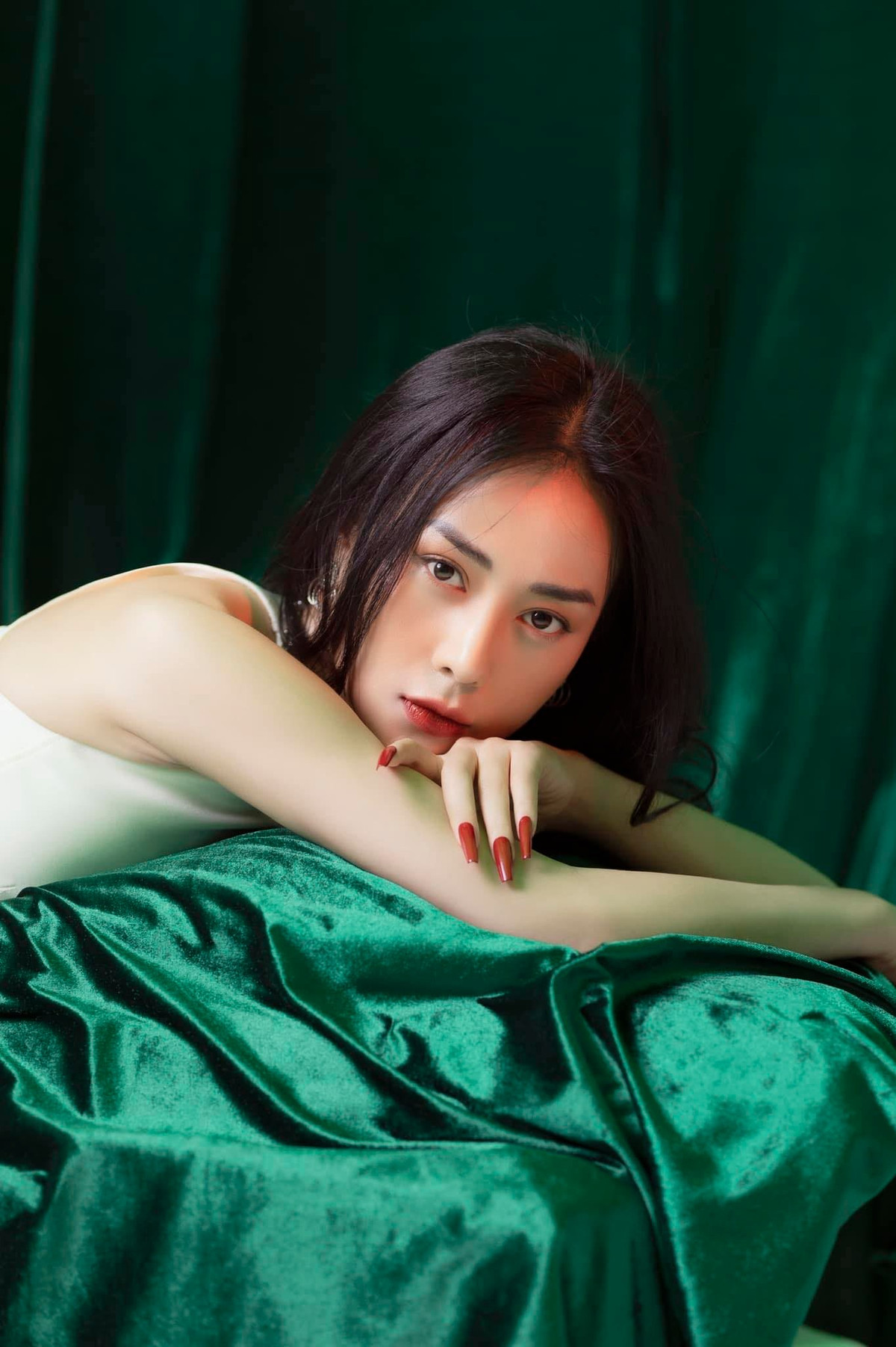 Để vào vai Phương Nam, dù kịch bản không yêu cầu nhưng Phương Oanh chủ động tăng cân lên mức 60 kg để có ngoại hình mũm mĩm hơn. Vài tháng sau khi phim kết thúc phát sóng nữ diễn viên Hương vị tình thân mới siết cân và hiện tại đã lấy lại thân hình thon gọn.