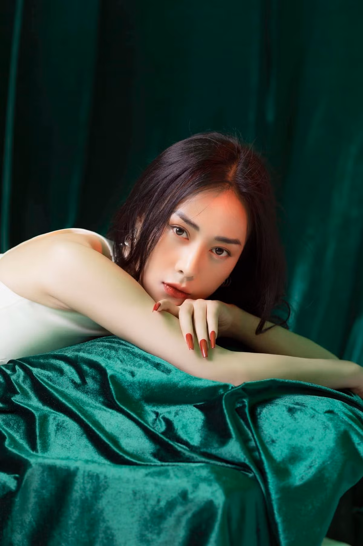 Để vào vai Phương Nam, dù kịch bản không yêu cầu nhưng Phương Oanh chủ động tăng cân lên mức 60 kg để có ngoại hình mũm mĩm hơn. Vài tháng sau khi phim kết thúc phát sóng nữ diễn viên Hương vị tình thân mới siết cân và hiện tại đã lấy lại thân hình thon gọn.