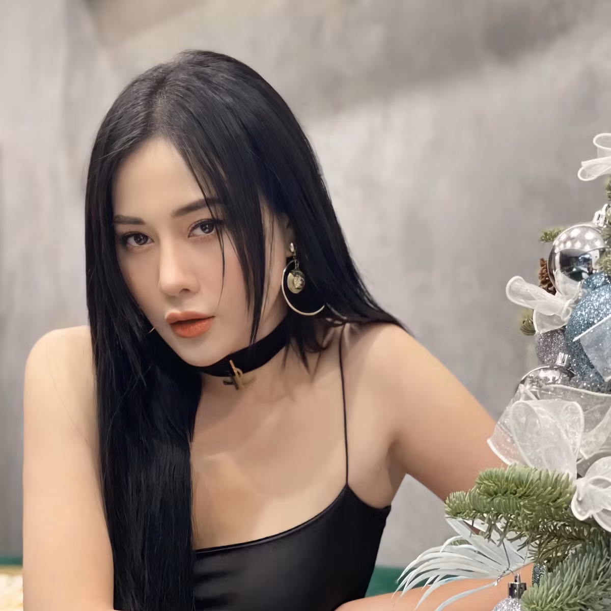  Phương Oanh sinh năm 1989, xuất thân là người mẫu nhưng lại được khán giả biết đến với tư cách diễn viên qua hàng loạt bộ phim truyền hình được chú ý trên VTV như Lặng yên dưới vực sâu, Ngược chiều nước mắt, Quỳnh búp bê, Lựa chọn số phận, Cô gái nhà người ta và gần đây nhất là bộ phim Hương vị tình thân.