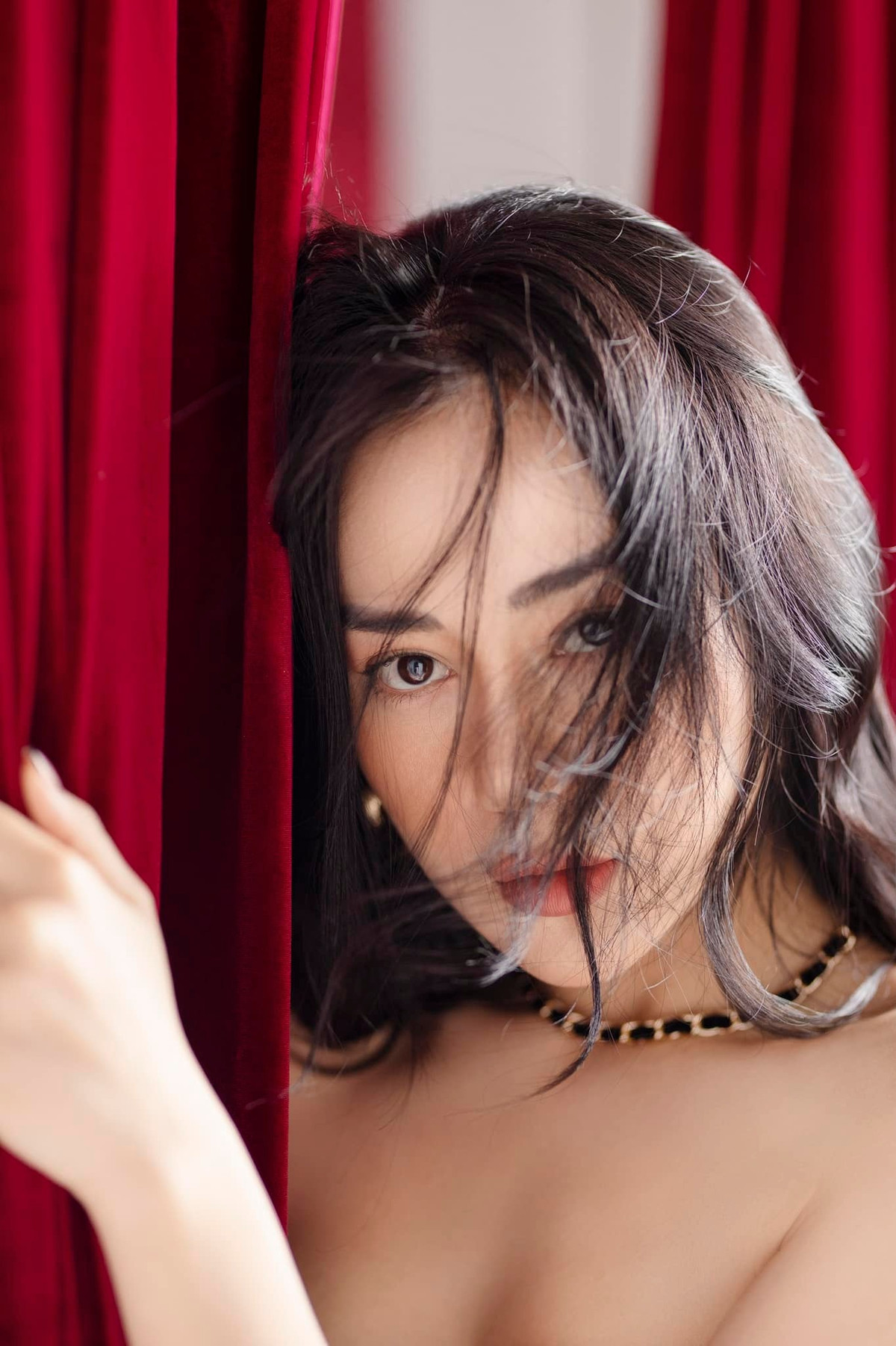 Gần đây nữ diễn viên liên tục khiến fan mê mẩn vì trình làng những bức hình sexy, khoe vòng eo nhỏ cùng nhan sắc ấn tượng ở tuổi 33, khác biệt hoàn toàn với nhân vật Phương Nam cô đảm nhiệm gây bão trên truyền hình 1 năm trước.