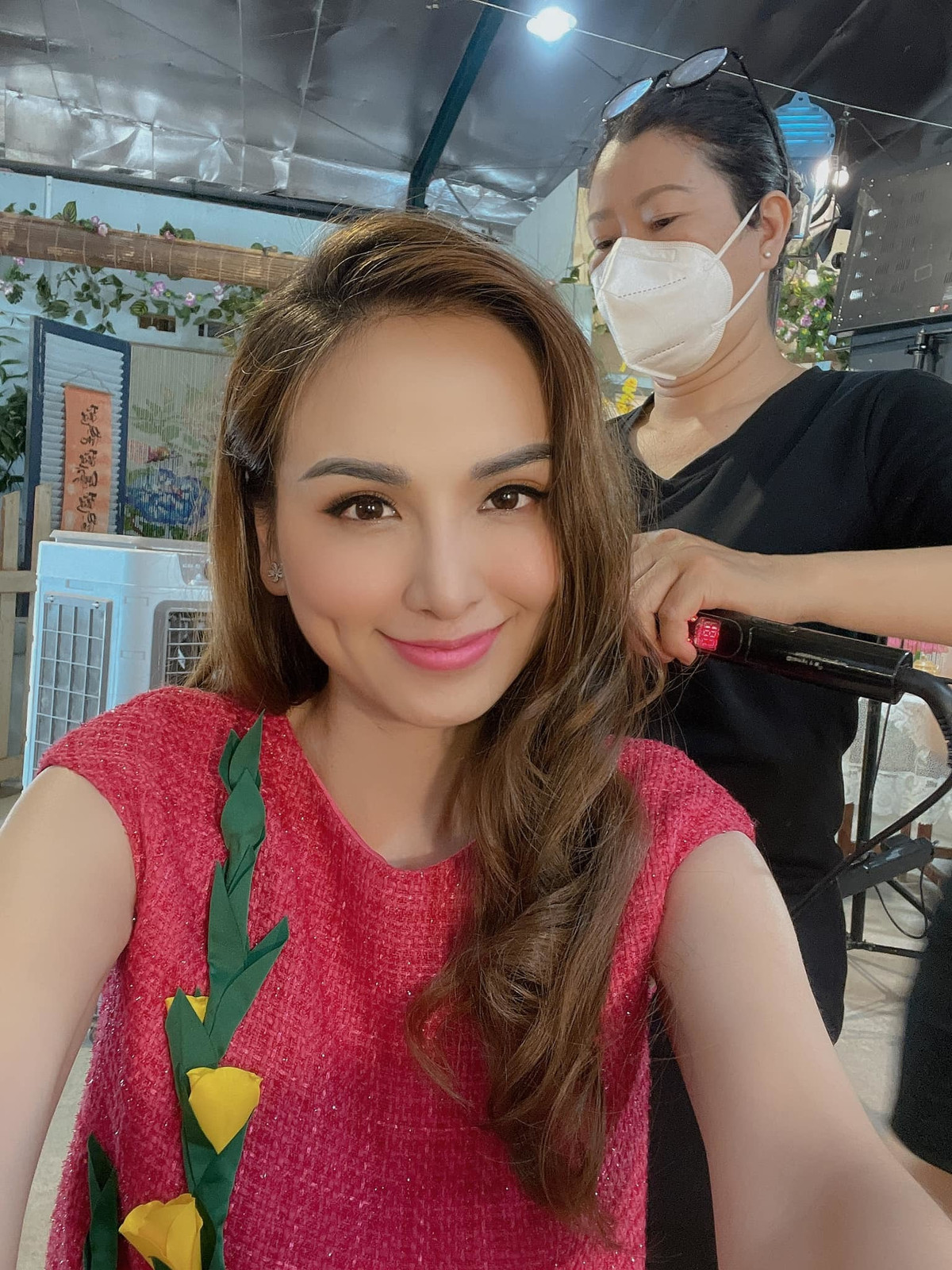 Diễm Hương được mẹ làm tóc.