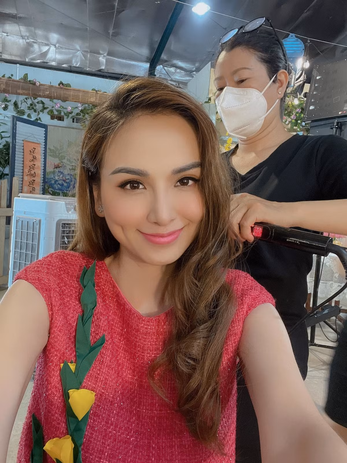 Diễm Hương được mẹ làm tóc.