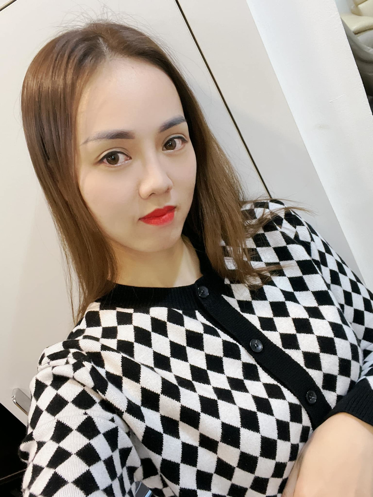 Vợ Công Lý đăng tấm ảnh selfie đầu tiên của năm.