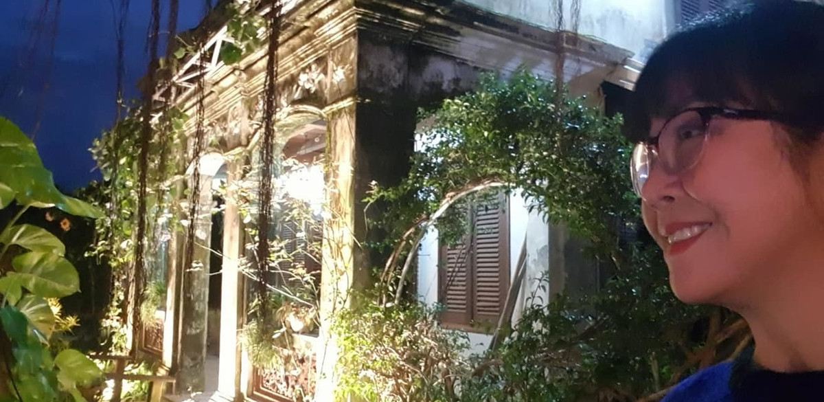 Ánh Tuyết tạo dáng trong nhà cổ của mình ở Hội An.