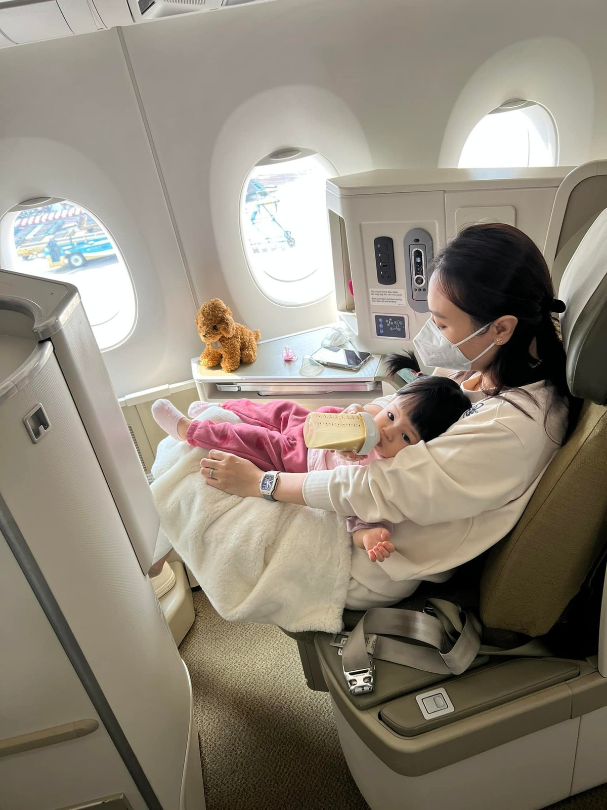 Đàm Thu Trang chăm sóc con gái cưng.