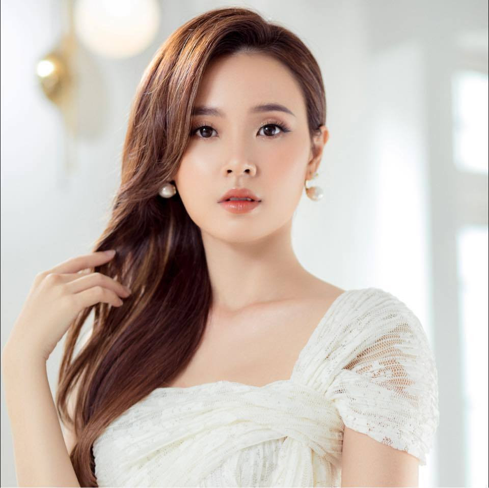 Sao Việt hôm nay 6/1: Midu đẹp trong veo.