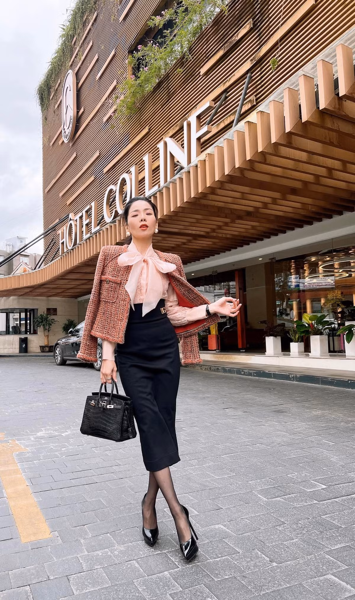 Lệ Quyên đẹp sang chảnh như quý cô.