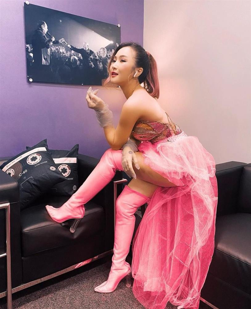 ham gia nhiều show diễn tại xứ sở cờ hoa, có thể thấy Hương Tràm cũng rất đầu tư về phần trang phục, tuy nhiên hiếm có lần nào người đẹp nhận được điểm cộng về khiếu thẩm mỹ lựa chọn outfit.